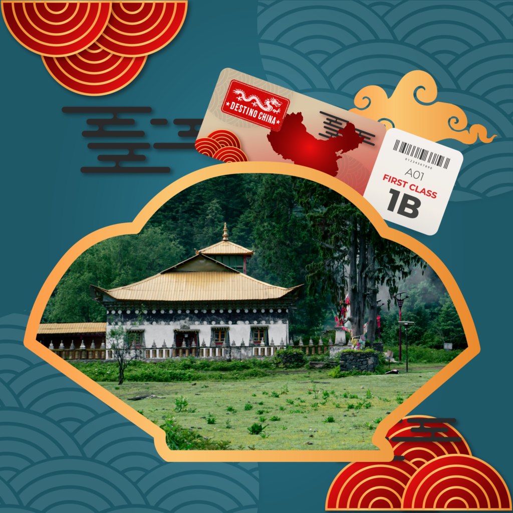 imagen de pueblo tradicional chino yunnan enmarcado de abanico y tiket de avion de fondo